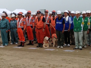 訓練終了、災害救助犬も整列
