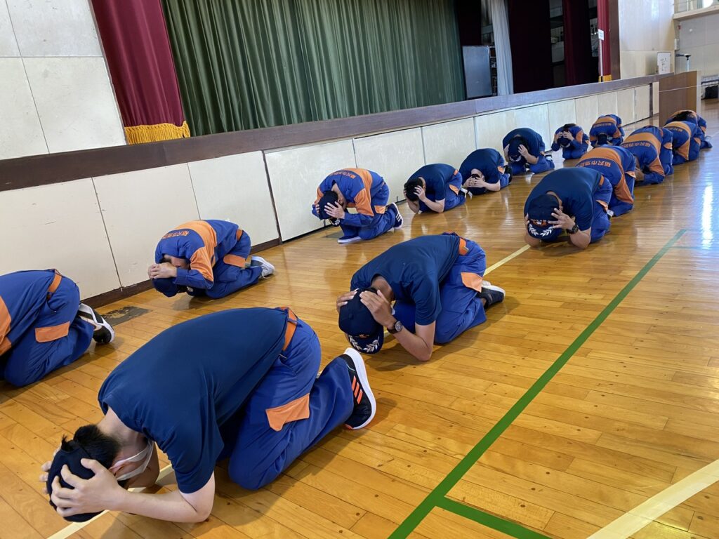 消防団の皆さんによるシェイクアウト訓練のデモ